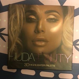 Huda 3D highlighter palette